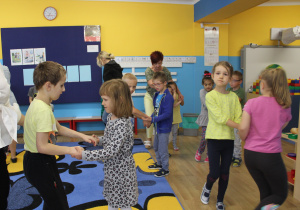 Przedszkolaki w trakcie zabawy - taniec w parach.